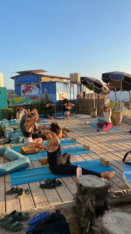 Cours Collectif de Pilates à Tamraght : Renforcement et mobilité au bord de l'eau - Tourisme Agadir Souss-Massa