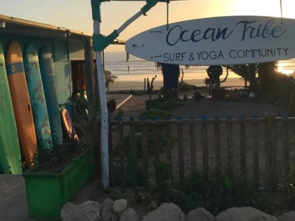 Cours Collectif de Pilates à Tamraght : Renforcement et mobilité au bord de l'eau - Tourisme Agadir Souss-Massa