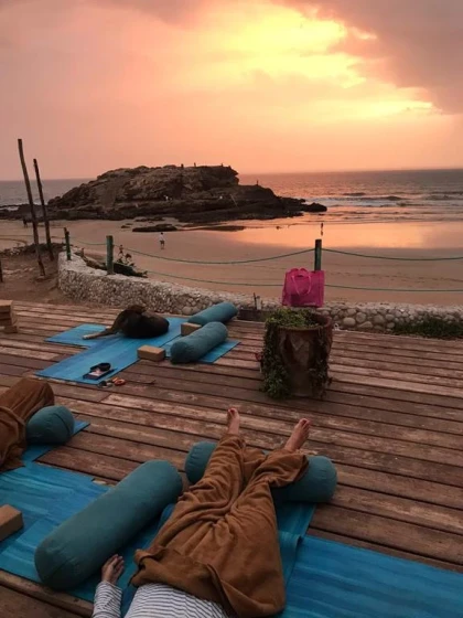 Cours Collectif de Yin Yoga à Tamraght : Une pratique inspirante au bord de l'eau - Tourisme Agadir Souss-Massa