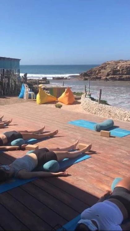 Cours Collectif de Yoga Vinyasa à Tamraght : Une pratique inspirante au bord de l'eau - Tourisme Agadir Souss-Massa