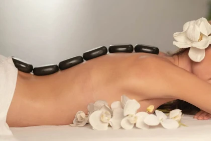 Massage aux pierres chaudes - Tourisme Agadir Souss-Massa