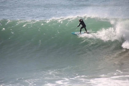 Stage d’Initiation au Surf à Taghazout – 1 journée - Tourisme Agadir Souss-Massa