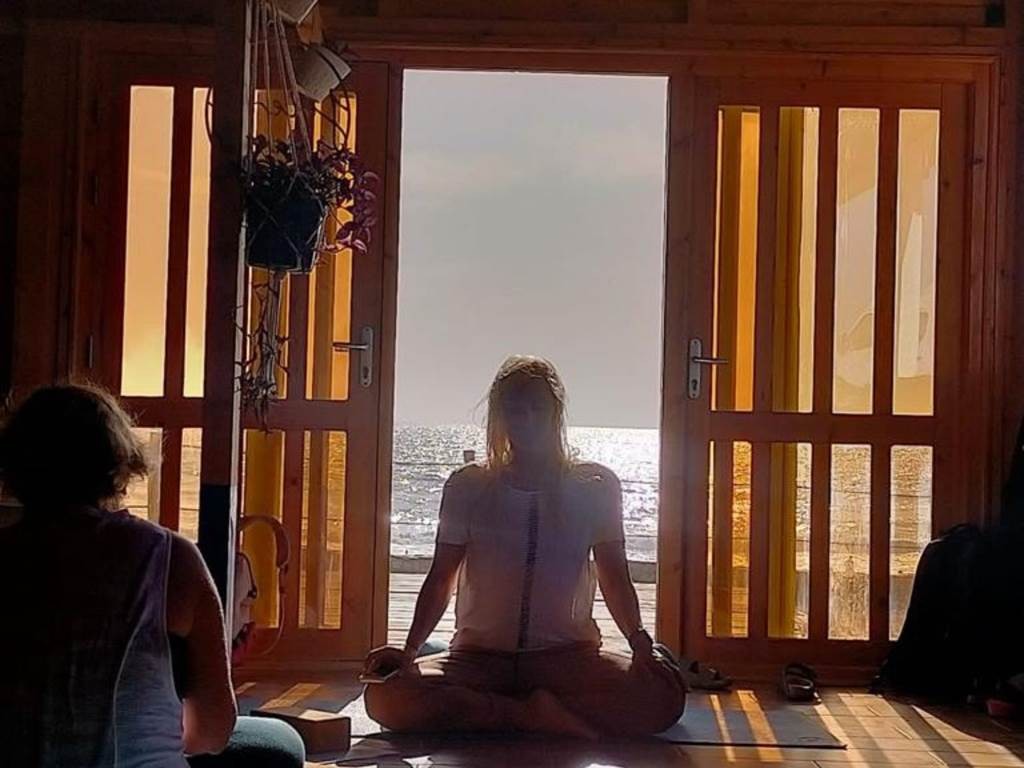 Cours Collectif de Pilates à Tamraght : Renforcement et mobilité au bord de l'eau - Tourisme Agadir Souss-Massa