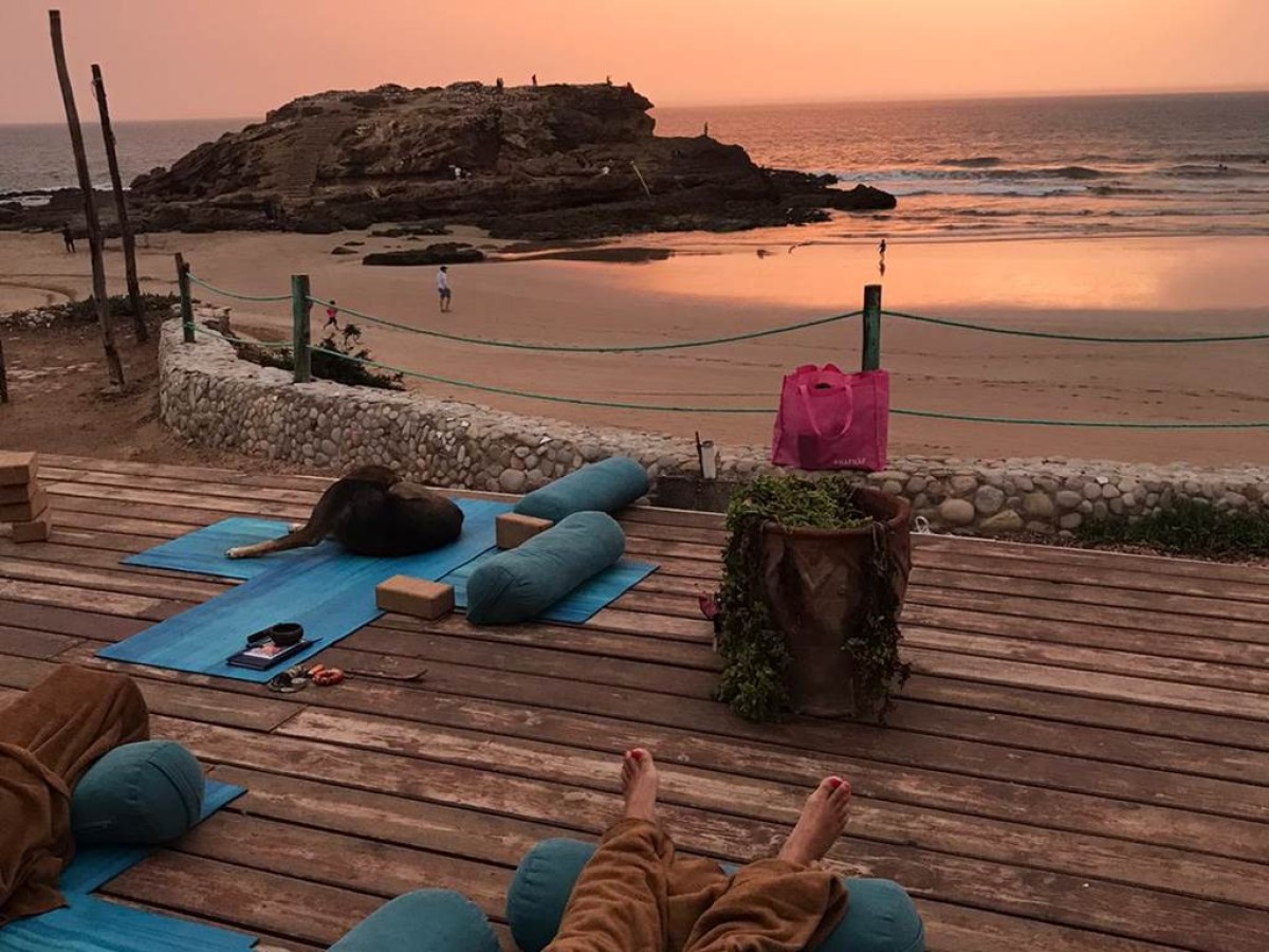 Cours Collectif de Yin Yoga à Tamraght : Une pratique inspirante au bord de l'eau - Tourisme Agadir Souss-Massa