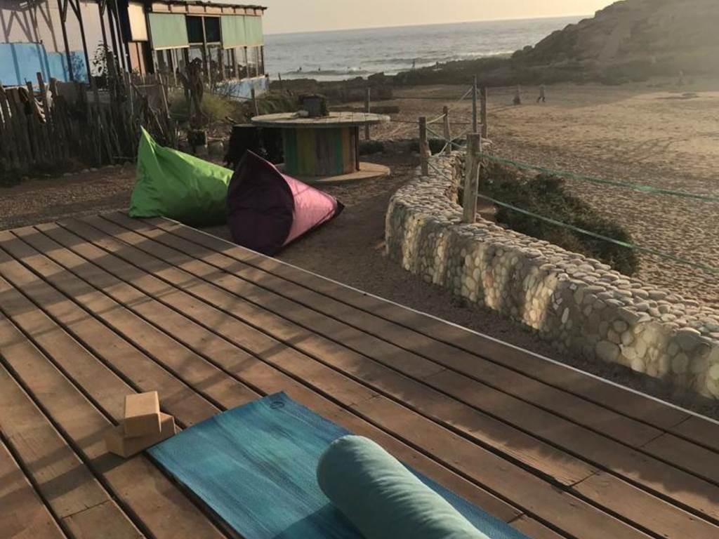 Cours Collectif de Yin Yoga à Tamraght : Une pratique inspirante au bord de l'eau - Tourisme Agadir Souss-Massa