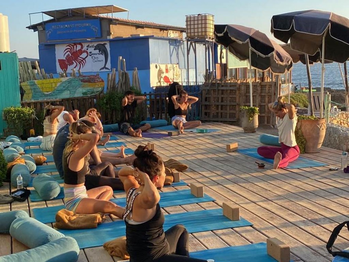 Cours Collectif de Yoga Vinyasa à Tamraght : Une pratique inspirante au bord de l'eau - Tourisme Agadir Souss-Massa