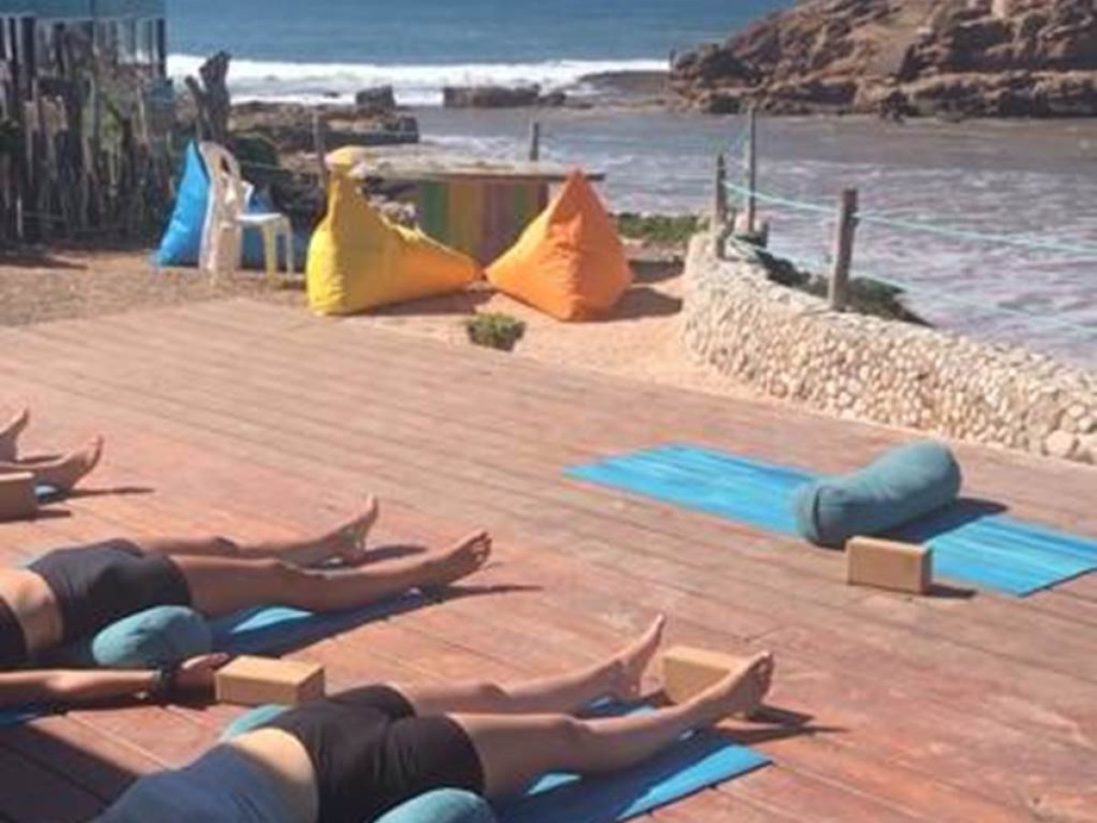 Cours Collectif de Yoga Vinyasa à Tamraght : Une pratique inspirante au bord de l'eau - Tourisme Agadir Souss-Massa